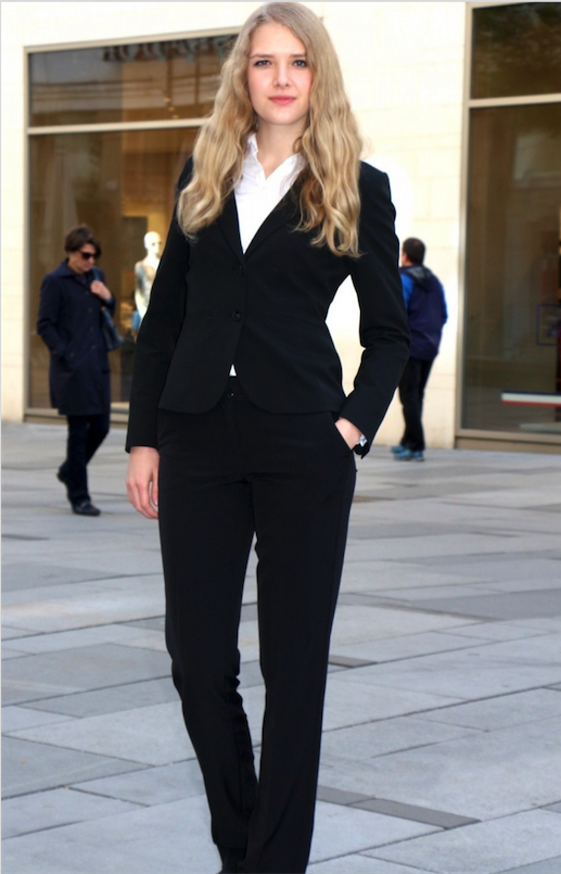 Hostess im schwarz- weißem Business Outfit
